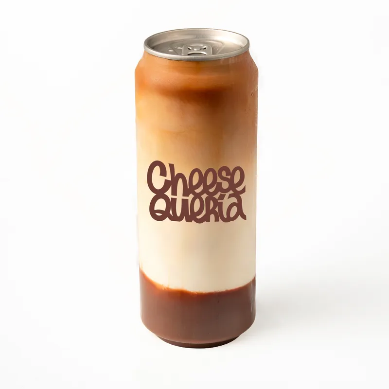 Dark mocca: café, leche y chocolate negro en el fondo, en lata transparente con el logo de Cheesequería
