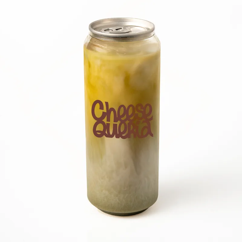 Ice matcha: matcha verde con leche de avena en lata transparente con el logo de Cheesequería
