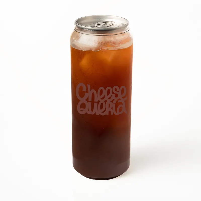 Iced americano: café frío oscuro con hielo en lata transparente con el logo de Cheesequería