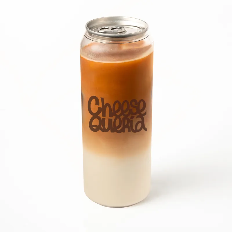Iced latte: café sobre leche fría en lata transparente con el logo de Cheesequería