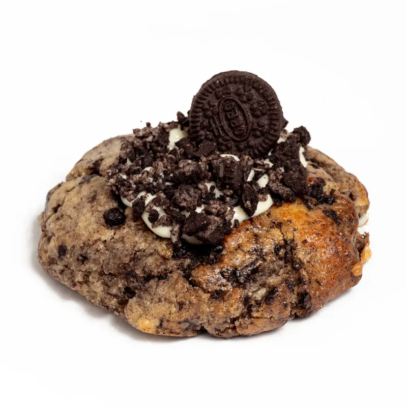 Cookie de galleta Oreo con crema blanca, Oreo triturada y una galleta Oreo entera por encima