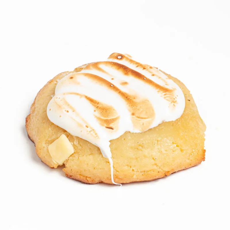 Cookie de limón cubierta de merengue tostado con soplete