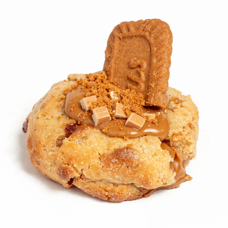 Cookie con crema de galleta Lotus, una galleta Lotus, migas de galleta y dados de caramelo por encima