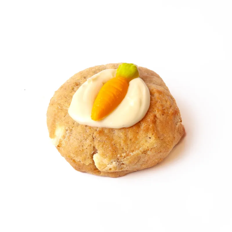 Cookie con crema blanca y una zanahoria decorativa encima
