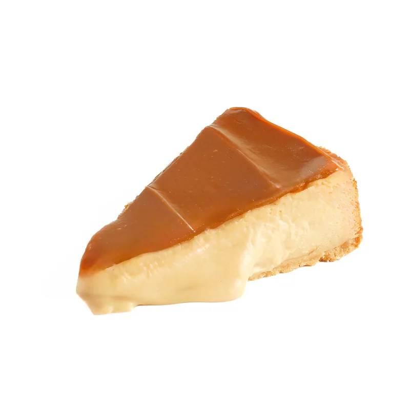 Porción de tarta de queso de dulce de leche con una capa de dulce de leche por encima