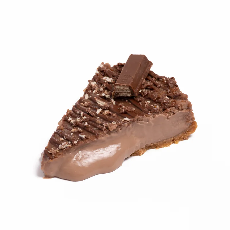 Porción de tarta de queso de Kit Kat con interior de chocolate, cobertura de chocolate y una barrita Kit Kat