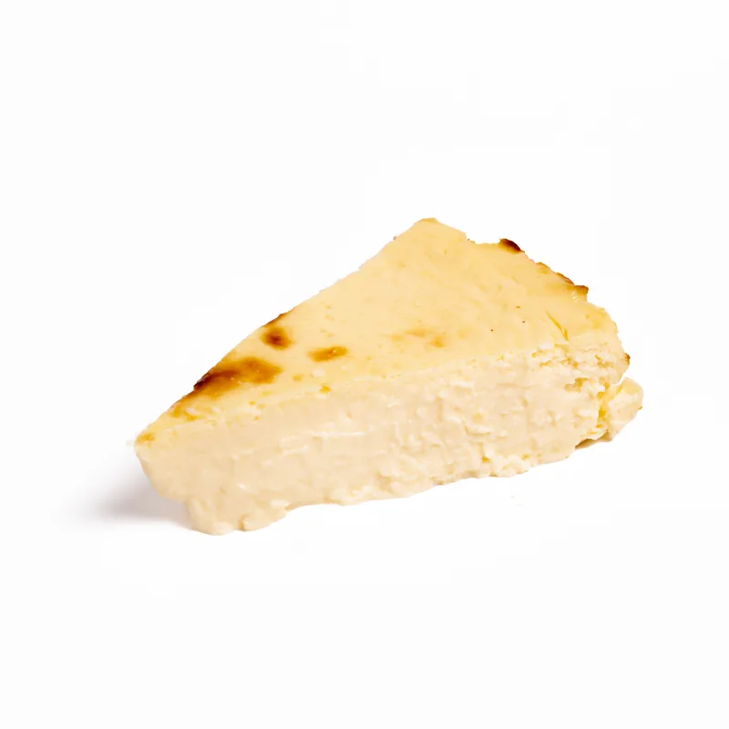 Porción de tarta de queso estilo La Viña con la superficie tostada e interior cremoso