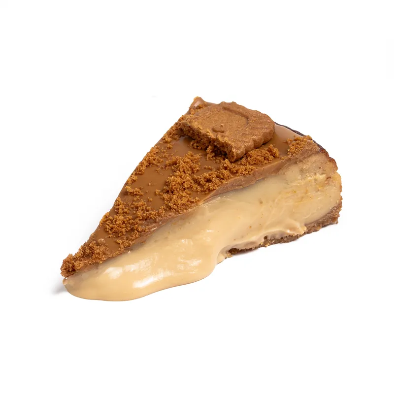 Porción de tarta de queso de Lotus con crema y migas de galleta Lotus y media galleta encima
