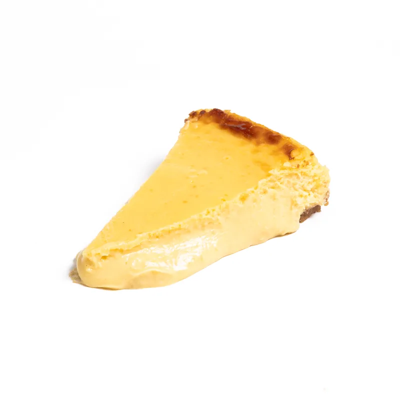 Porción de tarta de queso de mango de color anaranjado e interior cremoso
